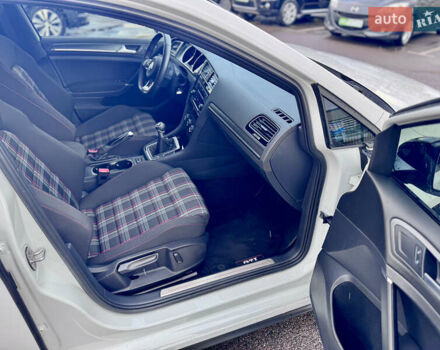 Білий Фольксваген Гольф ГТІ, об'ємом двигуна 2 л та пробігом 11 тис. км за 21500 $, фото 23 на Automoto.ua