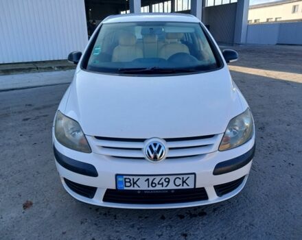 Белый Фольксваген Гольф Плюс, объемом двигателя 1.4 л и пробегом 264 тыс. км за 3950 $, фото 5 на Automoto.ua