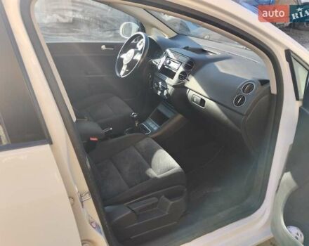 Белый Фольксваген Гольф Плюс, объемом двигателя 1.6 л и пробегом 200 тыс. км за 6900 $, фото 4 на Automoto.ua