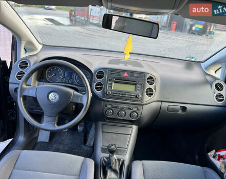 Черный Фольксваген Гольф Плюс, объемом двигателя 1.6 л и пробегом 182 тыс. км за 5200 $, фото 11 на Automoto.ua