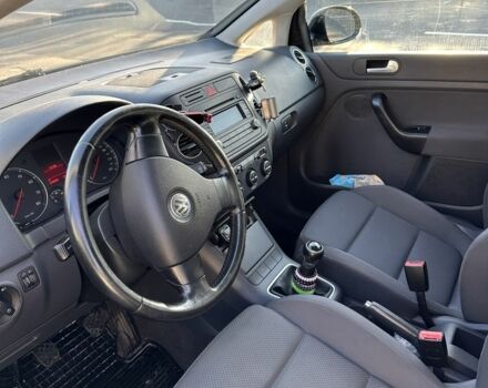 Черный Фольксваген Гольф Плюс, объемом двигателя 1.6 л и пробегом 250 тыс. км за 5600 $, фото 7 на Automoto.ua