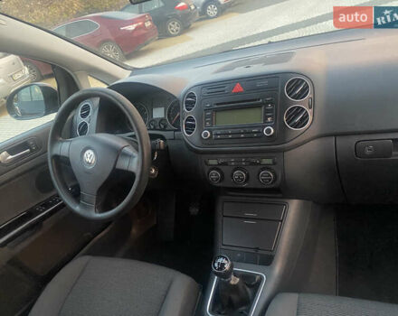 Черный Фольксваген Гольф Плюс, объемом двигателя 1.6 л и пробегом 204 тыс. км за 5450 $, фото 15 на Automoto.ua