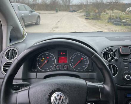 Черный Фольксваген Гольф Плюс, объемом двигателя 1.6 л и пробегом 301 тыс. км за 5999 $, фото 13 на Automoto.ua