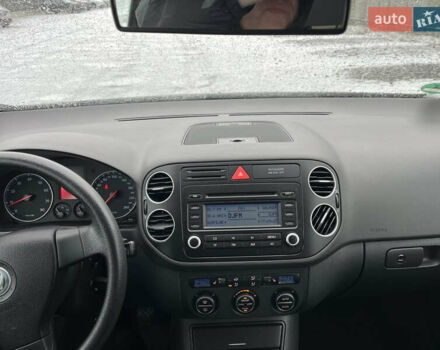 Черный Фольксваген Гольф Плюс, объемом двигателя 1.6 л и пробегом 237 тыс. км за 5450 $, фото 9 на Automoto.ua