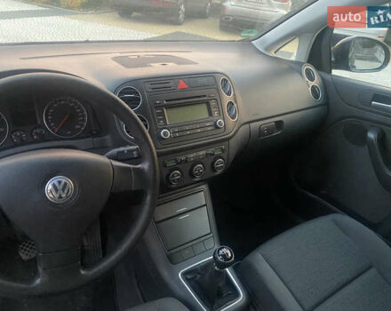 Черный Фольксваген Гольф Плюс, объемом двигателя 1.6 л и пробегом 204 тыс. км за 5450 $, фото 21 на Automoto.ua