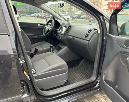 Черный Фольксваген Гольф Плюс, объемом двигателя 1.6 л и пробегом 256 тыс. км за 5300 $, фото 4 на Automoto.ua