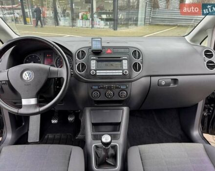 Черный Фольксваген Гольф Плюс, объемом двигателя 1.6 л и пробегом 130 тыс. км за 6200 $, фото 19 на Automoto.ua