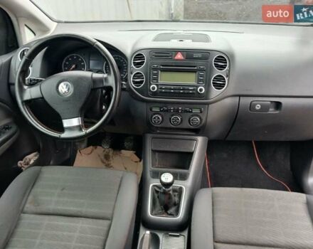 Черный Фольксваген Гольф Плюс, объемом двигателя 1.6 л и пробегом 218 тыс. км за 5250 $, фото 23 на Automoto.ua