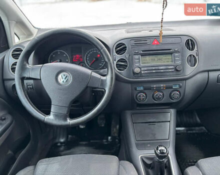 Черный Фольксваген Гольф Плюс, объемом двигателя 2 л и пробегом 300 тыс. км за 2850 $, фото 10 на Automoto.ua