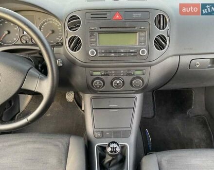 Черный Фольксваген Гольф Плюс, объемом двигателя 1.6 л и пробегом 218 тыс. км за 6100 $, фото 13 на Automoto.ua