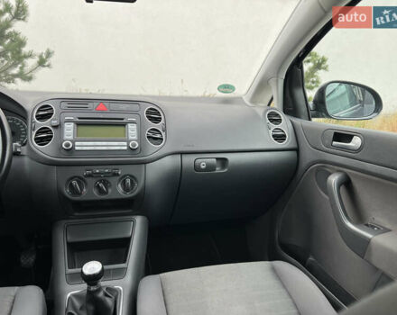 Черный Фольксваген Гольф Плюс, объемом двигателя 1.6 л и пробегом 249 тыс. км за 5850 $, фото 59 на Automoto.ua