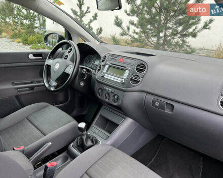 Черный Фольксваген Гольф Плюс, объемом двигателя 1.6 л и пробегом 249 тыс. км за 5850 $, фото 50 на Automoto.ua