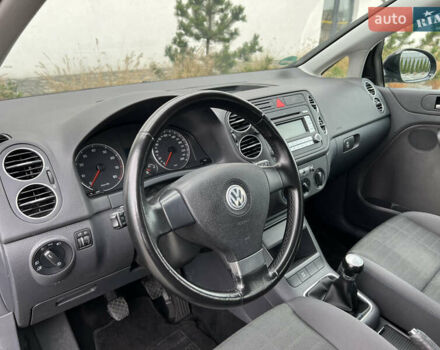 Черный Фольксваген Гольф Плюс, объемом двигателя 1.6 л и пробегом 249 тыс. км за 5850 $, фото 42 на Automoto.ua