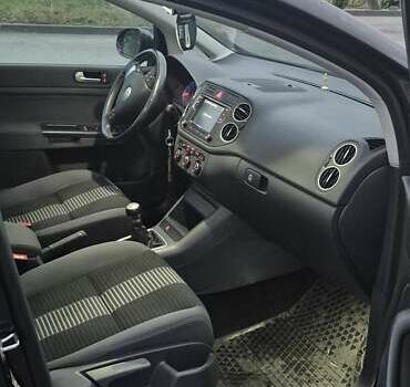 Черный Фольксваген Гольф Плюс, объемом двигателя 1.39 л и пробегом 206 тыс. км за 6700 $, фото 6 на Automoto.ua