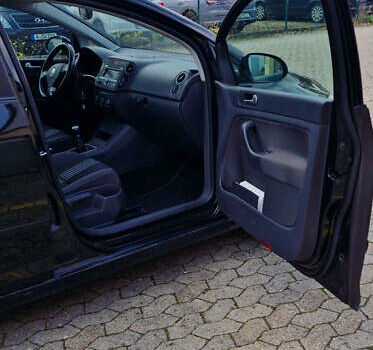 Черный Фольксваген Гольф Плюс, объемом двигателя 1.4 л и пробегом 200 тыс. км за 4799 $, фото 6 на Automoto.ua