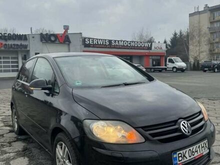 Черный Фольксваген Гольф Плюс, объемом двигателя 1.6 л и пробегом 200 тыс. км за 5000 $, фото 1 на Automoto.ua