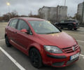 Красный Фольксваген Гольф Плюс, объемом двигателя 1.6 л и пробегом 232 тыс. км за 5100 $, фото 2 на Automoto.ua