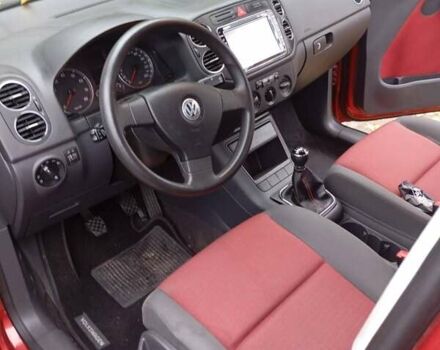 Красный Фольксваген Гольф Плюс, объемом двигателя 1.6 л и пробегом 232 тыс. км за 5200 $, фото 4 на Automoto.ua