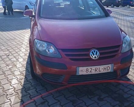Красный Фольксваген Гольф Плюс, объемом двигателя 1.6 л и пробегом 232 тыс. км за 5100 $, фото 3 на Automoto.ua