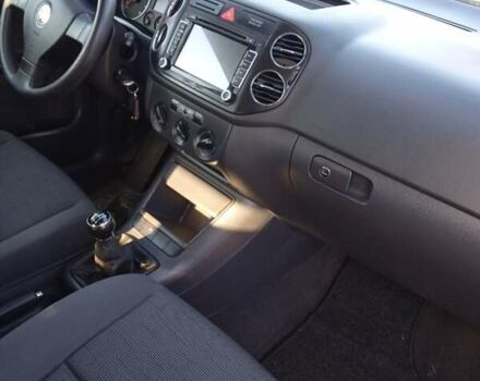 Красный Фольксваген Гольф Плюс, объемом двигателя 1.6 л и пробегом 232 тыс. км за 5100 $, фото 5 на Automoto.ua