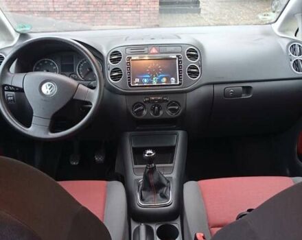 Красный Фольксваген Гольф Плюс, объемом двигателя 1.6 л и пробегом 232 тыс. км за 5200 $, фото 3 на Automoto.ua