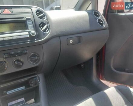 Красный Фольксваген Гольф Плюс, объемом двигателя 1.4 л и пробегом 210 тыс. км за 8300 $, фото 20 на Automoto.ua