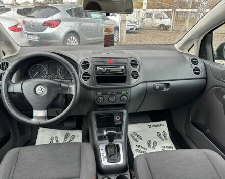 Красный Фольксваген Гольф Плюс, объемом двигателя 1.6 л и пробегом 310 тыс. км за 6350 $, фото 7 на Automoto.ua