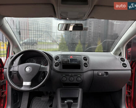 Красный Фольксваген Гольф Плюс, объемом двигателя 1.9 л и пробегом 240 тыс. км за 5900 $, фото 24 на Automoto.ua