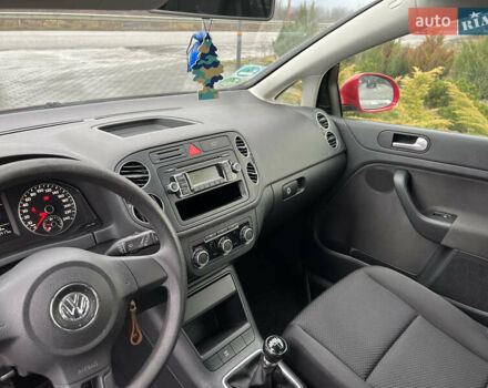 Красный Фольксваген Гольф Плюс, объемом двигателя 1.6 л и пробегом 195 тыс. км за 5999 $, фото 30 на Automoto.ua