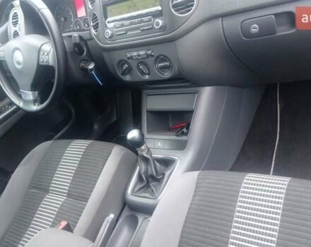 Красный Фольксваген Гольф Плюс, объемом двигателя 1.4 л и пробегом 235 тыс. км за 6900 $, фото 3 на Automoto.ua