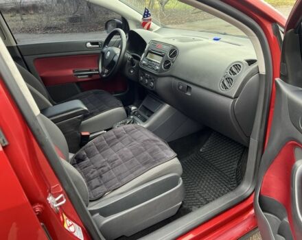 Красный Фольксваген Гольф Плюс, объемом двигателя 1.6 л и пробегом 247 тыс. км за 6500 $, фото 7 на Automoto.ua