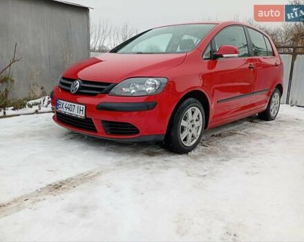 Красный Фольксваген Гольф Плюс, объемом двигателя 1.4 л и пробегом 180 тыс. км за 5600 $, фото 1 на Automoto.ua