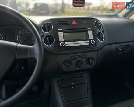 Серый Фольксваген Гольф Плюс, объемом двигателя 1.4 л и пробегом 208 тыс. км за 5500 $, фото 25 на Automoto.ua