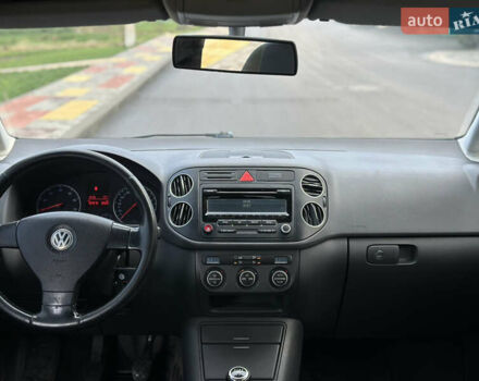 Серый Фольксваген Гольф Плюс, объемом двигателя 1.6 л и пробегом 194 тыс. км за 6400 $, фото 4 на Automoto.ua