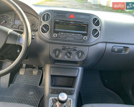 Серый Фольксваген Гольф Плюс, объемом двигателя 1.97 л и пробегом 293 тыс. км за 7400 $, фото 18 на Automoto.ua