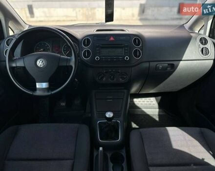 Серый Фольксваген Гольф Плюс, объемом двигателя 1.39 л и пробегом 212 тыс. км за 5500 $, фото 19 на Automoto.ua