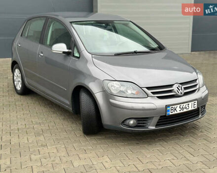 Серый Фольксваген Гольф Плюс, объемом двигателя 1.6 л и пробегом 215 тыс. км за 5499 $, фото 2 на Automoto.ua
