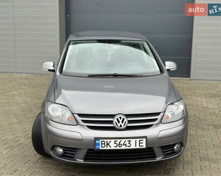 Серый Фольксваген Гольф Плюс, объемом двигателя 1.6 л и пробегом 215 тыс. км за 5499 $, фото 1 на Automoto.ua