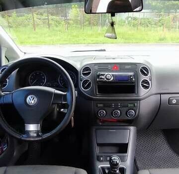 Серый Фольксваген Гольф Плюс, объемом двигателя 1.6 л и пробегом 240 тыс. км за 5999 $, фото 12 на Automoto.ua