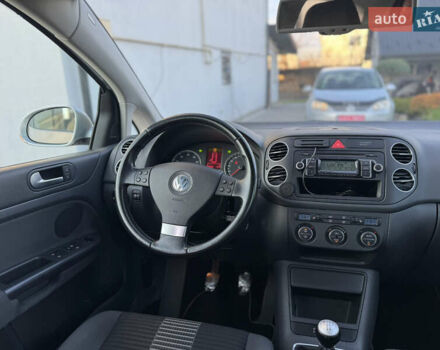 Серый Фольксваген Гольф Плюс, объемом двигателя 1.6 л и пробегом 208 тыс. км за 6490 $, фото 1 на Automoto.ua