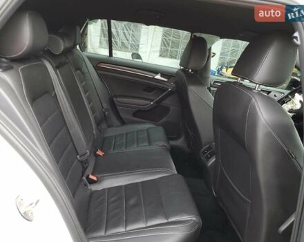 Белый Фольксваген Гольф Р, объемом двигателя 2 л и пробегом 104 тыс. км за 3000 $, фото 9 на Automoto.ua