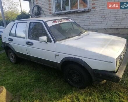 Белый Фольксваген Гольф, объемом двигателя 1.6 л и пробегом 200 тыс. км за 400 $, фото 2 на Automoto.ua