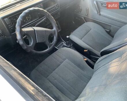 Белый Фольксваген Гольф, объемом двигателя 1.6 л и пробегом 400 тыс. км за 550 $, фото 1 на Automoto.ua