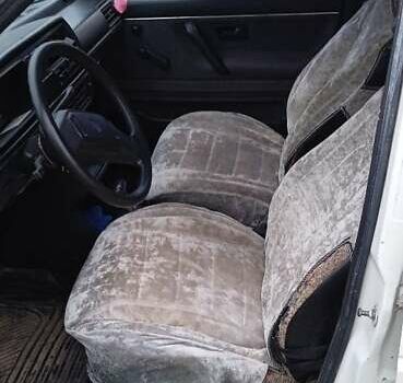 Белый Фольксваген Гольф, объемом двигателя 1.8 л и пробегом 999 тыс. км за 1100 $, фото 1 на Automoto.ua