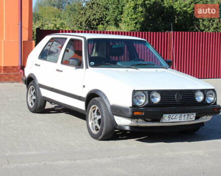 Белый Фольксваген Гольф, объемом двигателя 1.6 л и пробегом 333 тыс. км за 2500 $, фото 1 на Automoto.ua