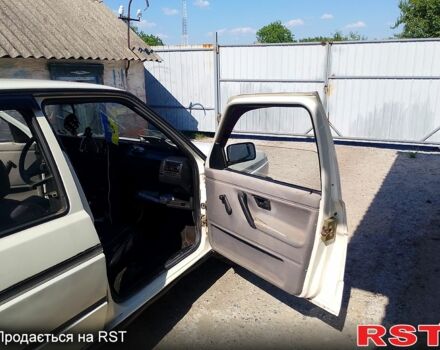 Білий Фольксваген Гольф, об'ємом двигуна 1.6 л та пробігом 100 тис. км за 2000 $, фото 7 на Automoto.ua