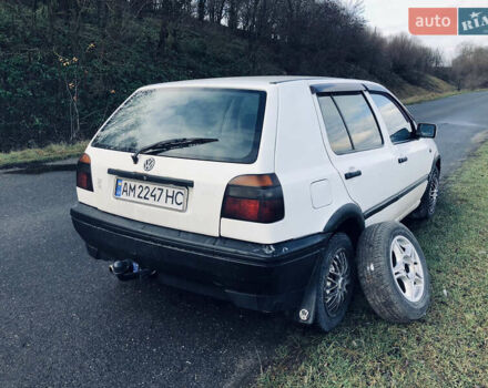 Білий Фольксваген Гольф, об'ємом двигуна 1.6 л та пробігом 125 тис. км за 2250 $, фото 1 на Automoto.ua