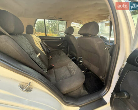 Белый Фольксваген Гольф, объемом двигателя 1.6 л и пробегом 263 тыс. км за 3000 $, фото 17 на Automoto.ua