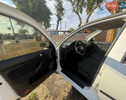 Белый Фольксваген Гольф, объемом двигателя 1.6 л и пробегом 263 тыс. км за 3000 $, фото 11 на Automoto.ua