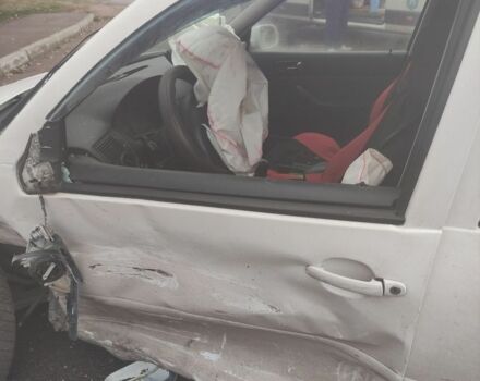 Белый Фольксваген Гольф, объемом двигателя 2 л и пробегом 200 тыс. км за 1500 $, фото 5 на Automoto.ua